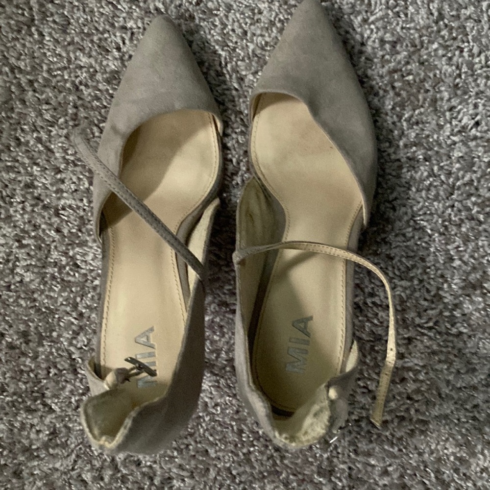 Gray velvet pointed heels